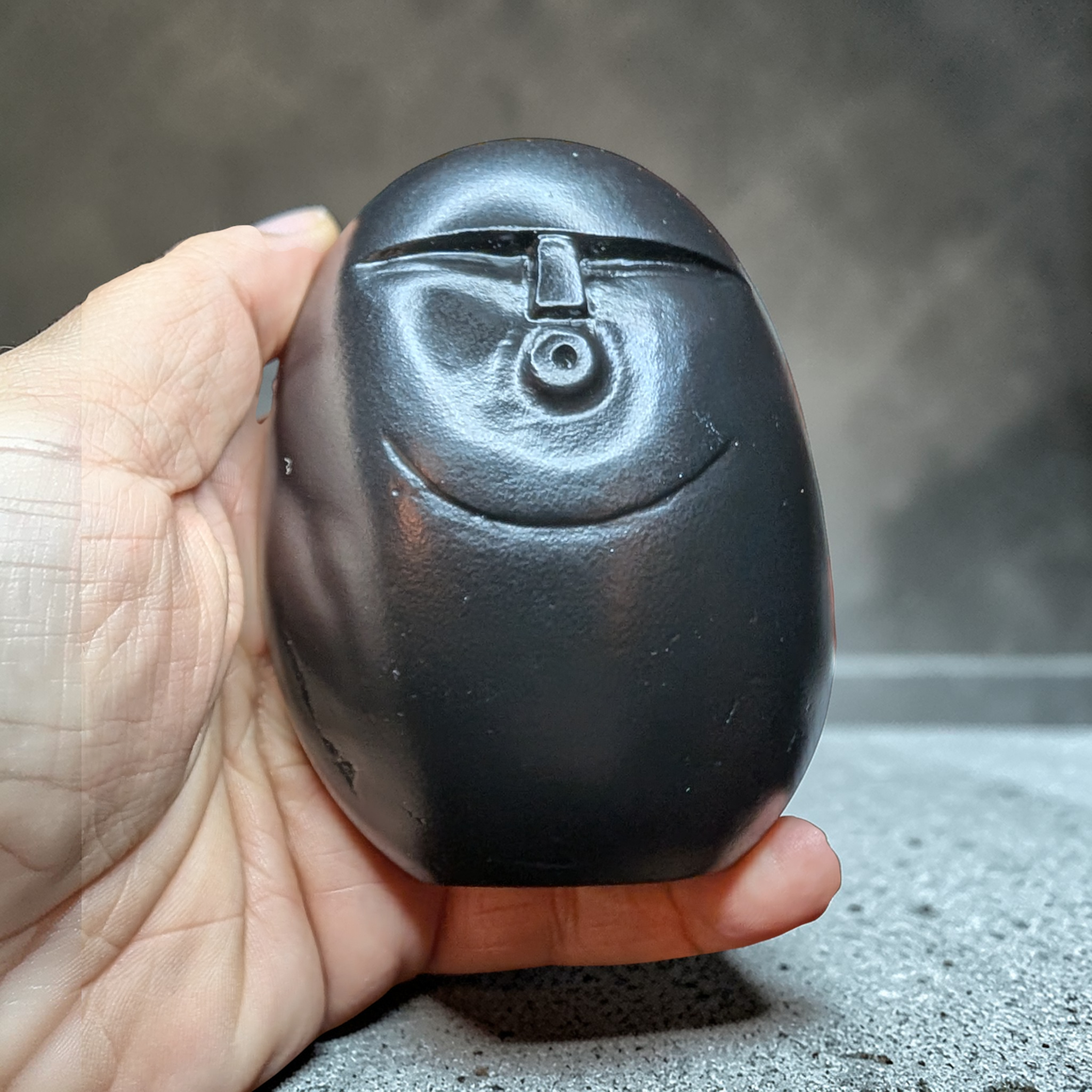 Funny Stone Face Sculpture – Hand Carved Black Pebble Art – Unique Desk Companion – Modern Minimalist Stone Ornament